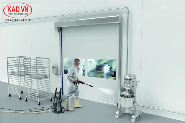 Khi cửa cuốn PVC xuất hiện vết nứt hoặc hư hỏng bề mặt